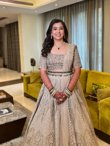 Priya looked so happy and radiant. Her soft glam makeup with a touch of green on the lower lash line to match her belt was the perfect finishing touch to her look.