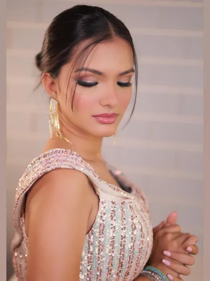 This subtle yet striking cocktail look was crafted by our student Veera. The mesmerizing eye details and clean finish highlight the sophisticated skills learned at our academy.