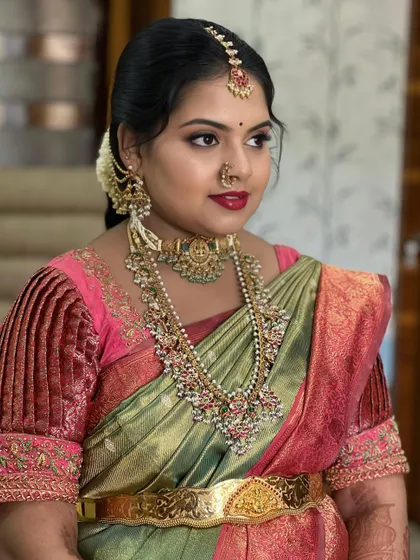 This look combines a traditional saree with glamorous makeup. The bold red lip and defined eyes are classic choices that you will learn to perfect for any bride.