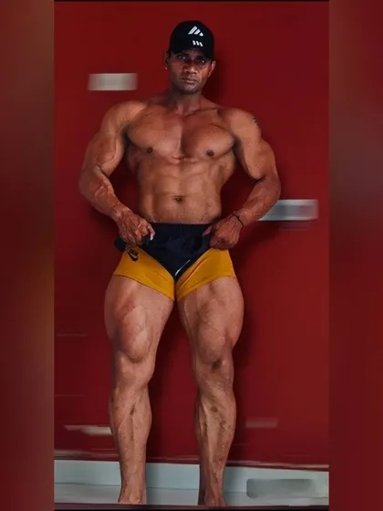 Leg day ka result. Developed quads aur hamstrings.