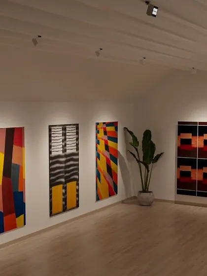 In this art gallery setting, our dynamic track lights with 350-degree rotation are used to perfectly illuminate each piece of colorful artwork. The ability to precisely direct light makes this system ideal for spaces where flexibility and high-quality color rendering are essential.