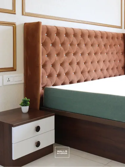 A wider view of the brown velvet tufted headboard and the accompanying two-tone bedside table, showcasing a blend of classic and modern design elements.