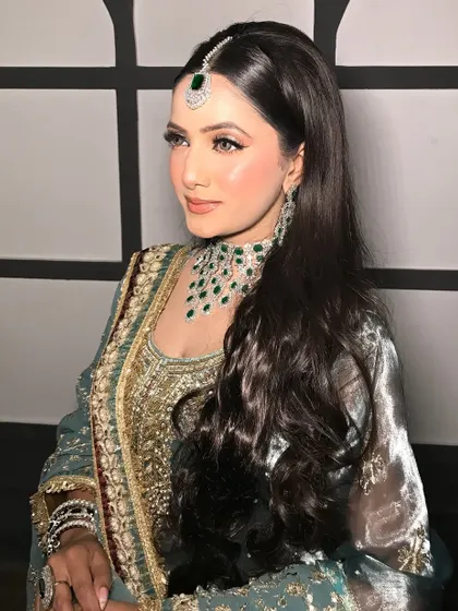 A final look at this modern and chic Pakistani-inspired glam.