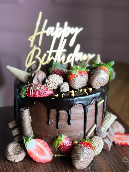 When strawberries are in season, our kitchen is filled with berry goodness. We create everything from rich chocolate strawberry drip cakes to light and fresh naked cakes.