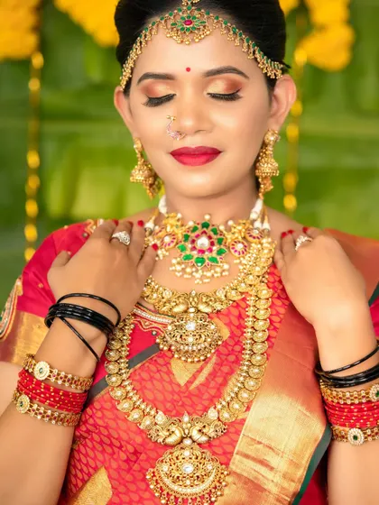 A beautiful shot of the model, her hands framing the stunning necklace set.