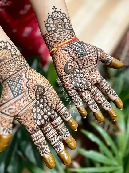 This stunning peacock design is perfect for the Gangaur festival. The intricate feather details and the check pattern on the palm create a traditional and eye-catching look.