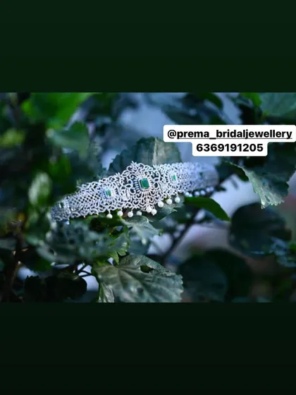 A beautiful shot of the matching AD and emerald vaddanam.