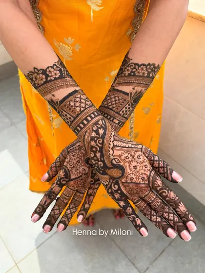 Another angle of this stunning peacock themed bridal mehendi, showing how the two hands form a complementary design when placed together.