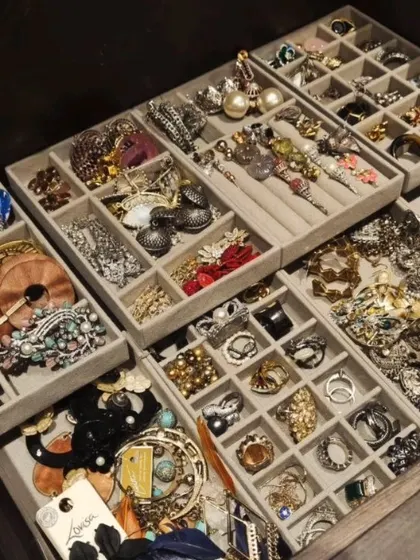 A roundup of some of my favorite easy storage solutions. This includes versatile storage cubes, jewelry organizers, shoe slots, makeup organizers, and mason jars for spices.