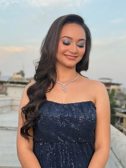 An elegant evening glam look. I used soft silver and blue tones on the lids, paired with flushed cheeks, glossy lips, and voluminous waves for a timeless and modern party style.