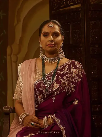 The portrait of Maharani Rukmini from 'Ek Mahal Ki Daastan'. Her styling features a richly embroidered saree, a heavy polki necklace, and a soft dupatta, designed to convey her status and graceful demeanor.