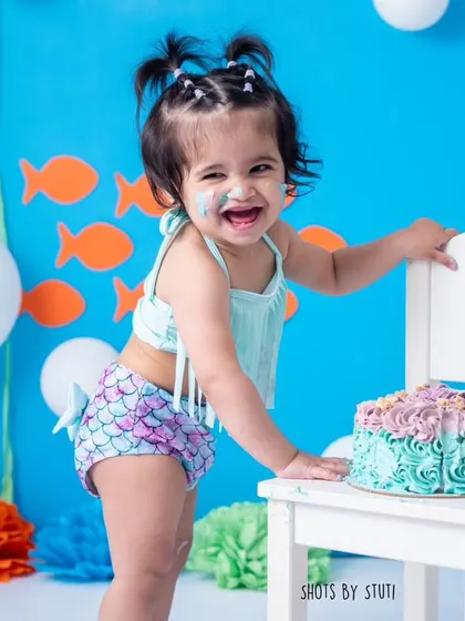 A first birthday cake smash should be all about personality! This little mermaid's infectious giggle made the whole session a joy. I love creating fun, themed setups like this underwater wonderland to make your baby's milestone truly special.