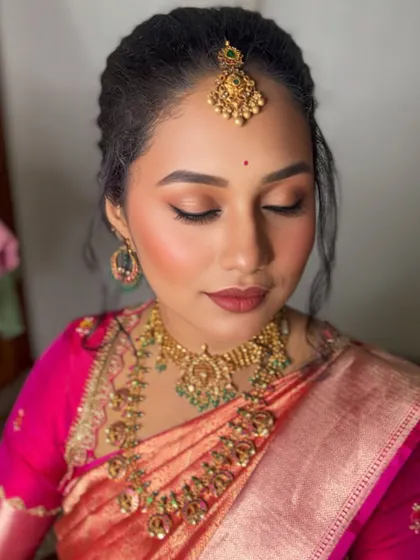 This look is all about creating a radiant, healthy-looking complexion. The soft contour and blush add dimension, while the highlighter gives a beautiful glow.