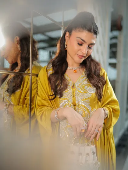 Another beautiful shot of this chic and glowing look, showing the details of her jewelry and the flawless makeup.