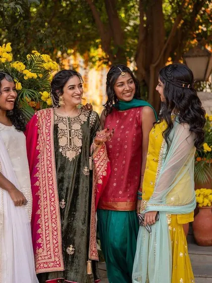The bride with her sisters and friends, sharing a laugh before the Mehendi festivities kicked into high gear.