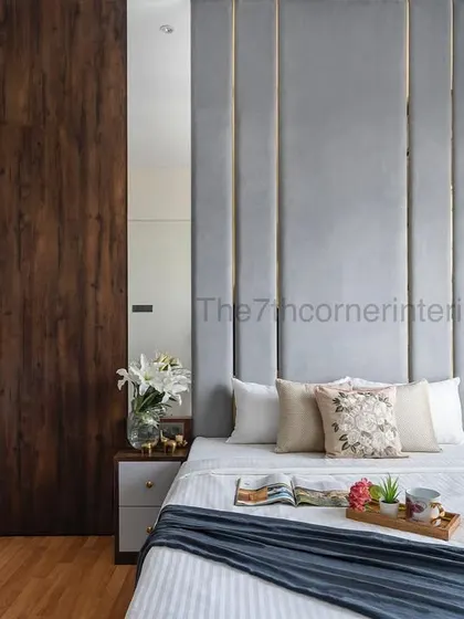 A comparison of the 3D render and the final execution, demonstrating the seamless integration of the hidden bathroom door next to the wardrobe and the floor-to-ceiling headboard.