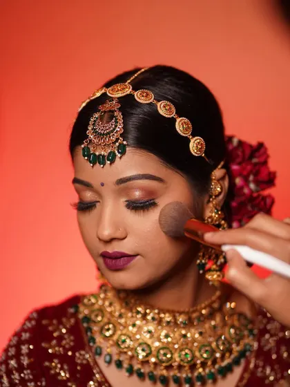 Setting the look. The final powdering is a crucial step to ensure makeup longevity and a flawless, non-greasy finish. We teach which powders and techniques to use for different skin types and desired effects.