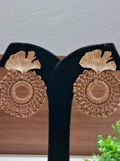 These earthy brown crochet earrings with a ginkgo leaf-inspired metal top are a beautiful blend of natural and artisanal elements. A perfect gift for someone who appreciates unique design.