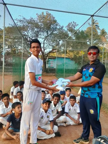 Presenting the 'Best Bowler' award to Mayur Shetty. His spell of 4 wickets for 31 runs was outstanding.