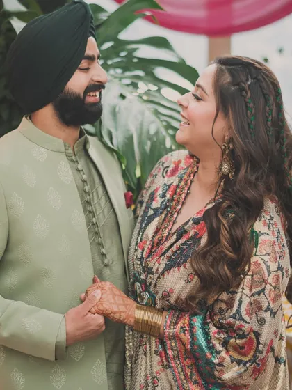 Another lovely shot of this couple. Their coordinated yet contrasting outfits create a visually interesting and modern look for their Mehendi.