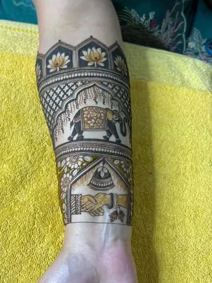 This design element shows two hands joining, symbolizing the union of the couple. It's a meaningful detail that can be added to any bridal mehendi.
