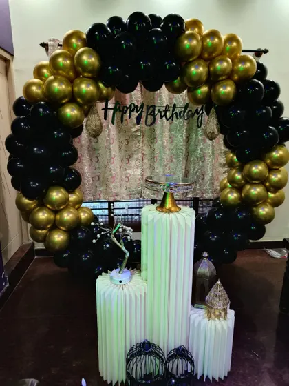 A simple but striking black and gold balloon ring. This classic decoration is perfect for any occasion, providing a bold and glamorous backdrop for photos.