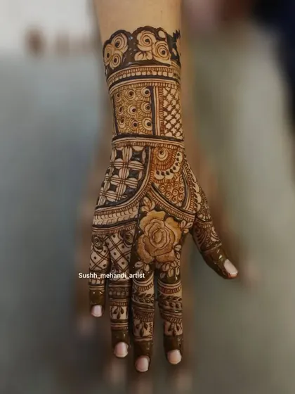 A single-hand design that is still rich and full. The central rose motif is surrounded by classic Indian patterns.