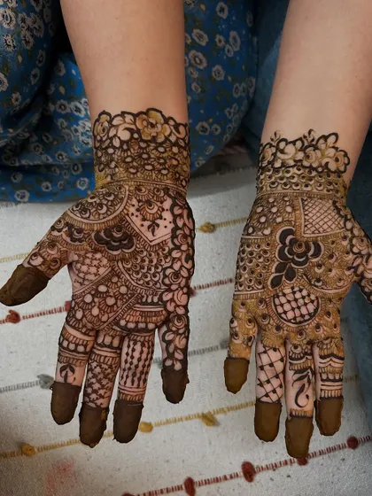 An intricate design that combines the fullness of Indian mehendi with the flowing feel of Arabic patterns. The detailed finger work and wrist cuff complete this elegant look.