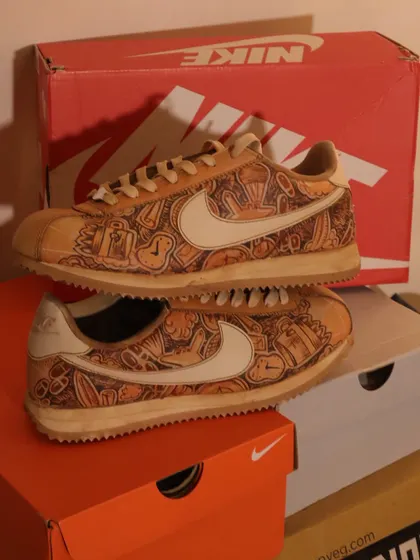A perfect Valentine's gift. I created a freehand travel-themed doodle on these coffee-dyed Nike Cortez sneakers. The warm tones and intricate line work make for a truly personal and artistic piece of footwear.