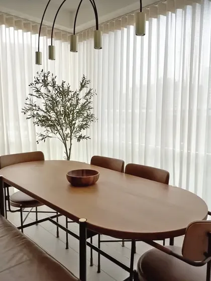The Tierra Dining Set creates a warm and inviting atmosphere in this sunlit room. The solid oak tabletop is perfectly complemented by the genuine saddle nut leather of the chairs and bench, embodying a relaxed, desert-chic aesthetic.