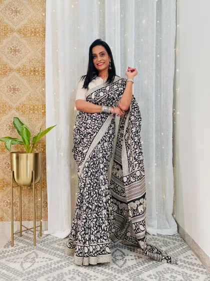 A beautiful black and white Kalamkari style printed saree. The elephant motifs on the border add a traditional touch to this workwear piece.