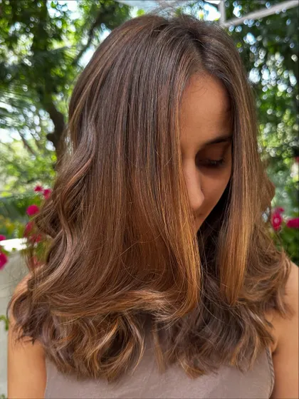 This layered cut adds so much life and movement. The subtle highlights catch the light, making the layers even more noticeable.