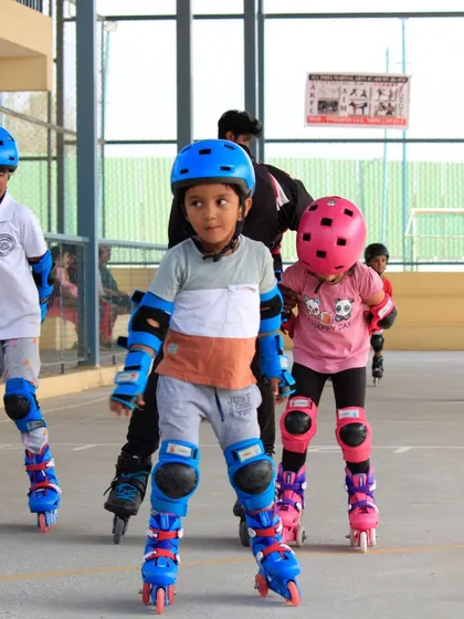 A group of students during our summer skating class. You can see skaters at different levels practicing together, creating a dynamic and supportive learning environment.