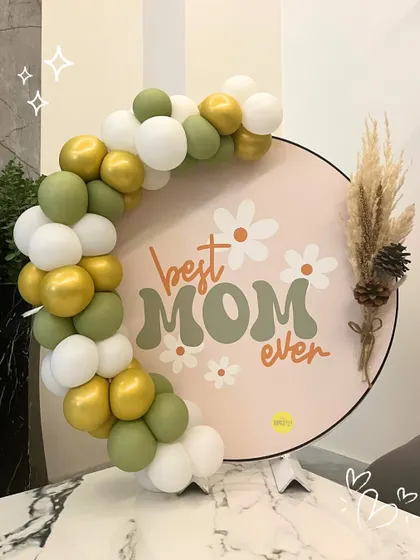 A retro-themed "Best Mom Ever" circular board with a cheerful balloon arch. A perfect, trendy gift for Mother's Day.