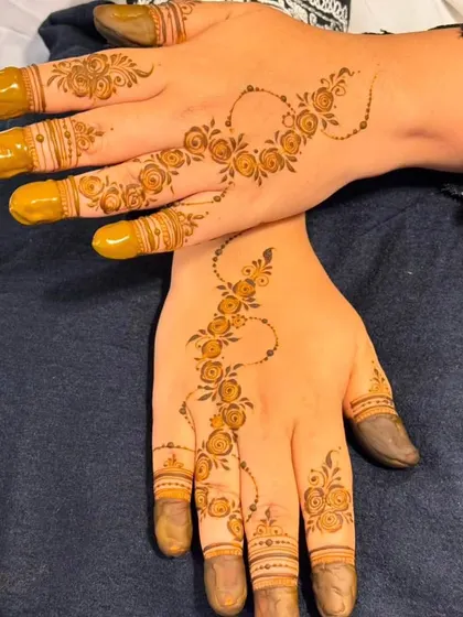 A simple floral vine, or 'bel,' is a timeless choice for any occasion. It's elegant, quick to apply, and always looks beautiful.