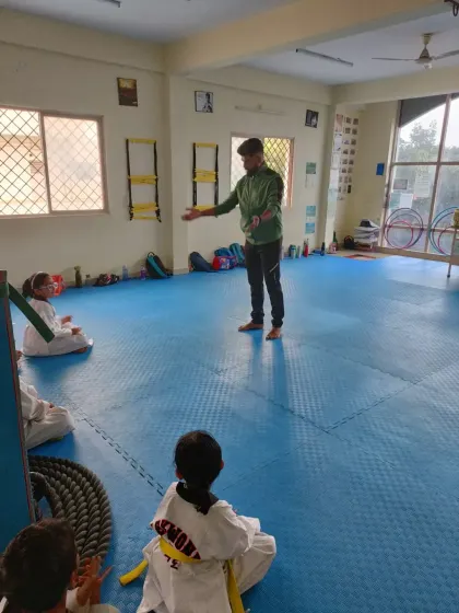 I explain the next technique to a group of seated students.