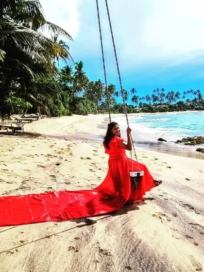 Capture that iconic swing shot with this vibrant red gown featuring an extra-long trail. It’s designed specifically for dramatic photoshoots at locations like beaches or scenic viewpoints.