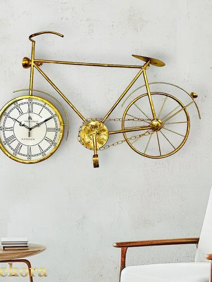 This vintage-inspired metal bicycle clock is a perfect piece of wall decor for adding a nostalgic and artistic touch to your home.