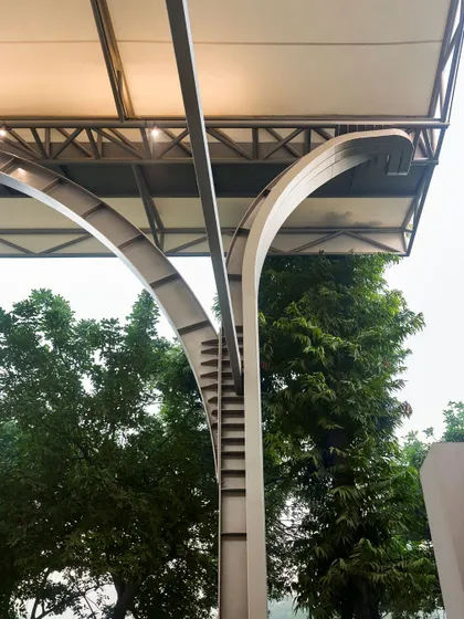A low-angle view of the canopy support column, illustrating how the branching steel structure provides robust support while maintaining a sense of lightness and elegance.