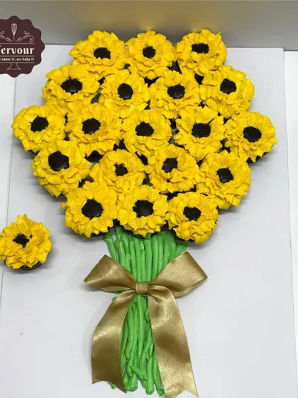 For something different from a traditional cake, I create pull-apart cupcake bouquets like this vibrant sunflower arrangement. Each cupcake is individually frosted, making it beautiful to look at and easy for guests to share and enjoy.