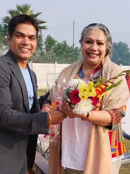 Our head coach presents a bouquet to our guest, Shoma Lahiri, as a token of our gratitude for her visit.
