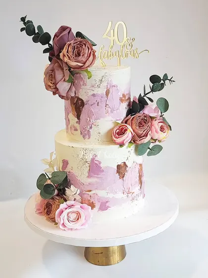What do I say about this beauty! A two-tier cake with a textured lavender and gold finish, adorned with dusty pink roses. This design is so versatile for birthdays, weddings, or engagements.