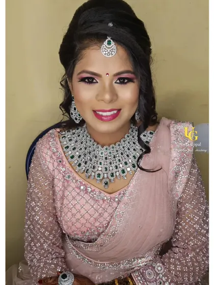 The final look for the gorgeous Shruthi, all decked out for her reception. The soft glam makeup with a pop of pink and the elegant diamond jewelry set created a look that was both modern and timeless.