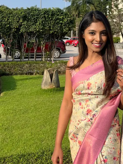 A bright, smiling shot from the Source India conference venue.