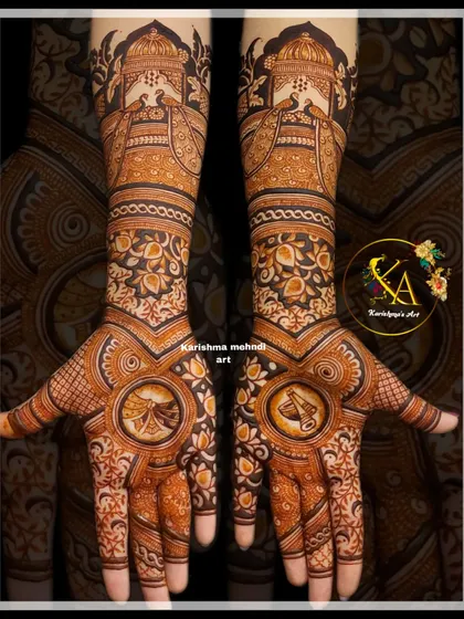 This bridal design combines royal architecture with personal symbols. The palms feature a dragonfly and a shoe, unique elements requested by the bride, set against a backdrop of palace and peacock motifs.