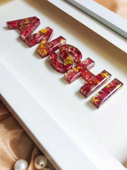 The "ANSHI" name frame, a beautiful example of a personalized gift. Each letter is a small work of art, filled with carefully chosen petals.
