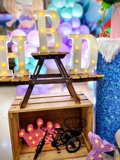 Light-up 'HBD' (Happy Birthday) letter's and other small prop's add to the festive atmosphere.