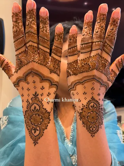 A close up of this beautiful minimalist mehendi. The clean lines and delicate motifs are just perfect.
