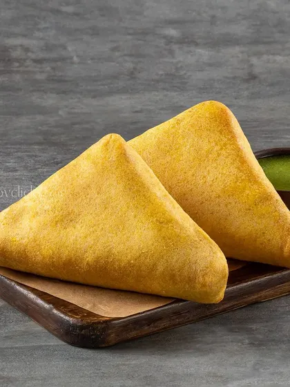 Bread Pakora, a popular Indian fried snack, served with a side of green chutney.