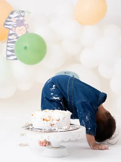 And we have liftoff! Or, a dive-in! This hilarious "yoga pose" is what happens when a baby truly commits to the cake smash. These are the funny, unexpected moments that make the best memories.